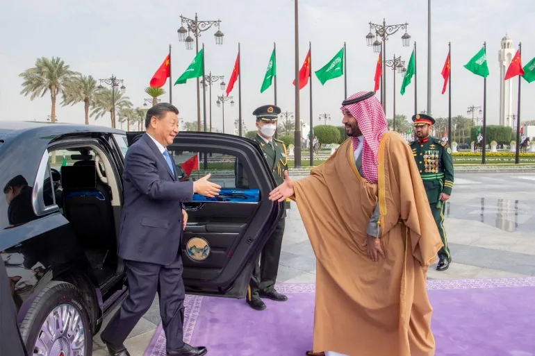 Thái tử Ả Rập Saudi Mohammed Bin Salman chào đón chủ tịch Trung Quốc Tập Cận Bình tại Riyadh vào ngày 8 tháng 12 năm 2022. Ảnh: Cơ quan báo chí Ả Rập Saudi qua Reuters/Aljazeera