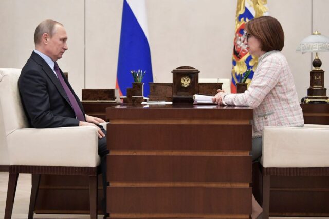 Putin và thống đốc Ngân hàng trung ương Nga, Nabulina. Ảnh DW