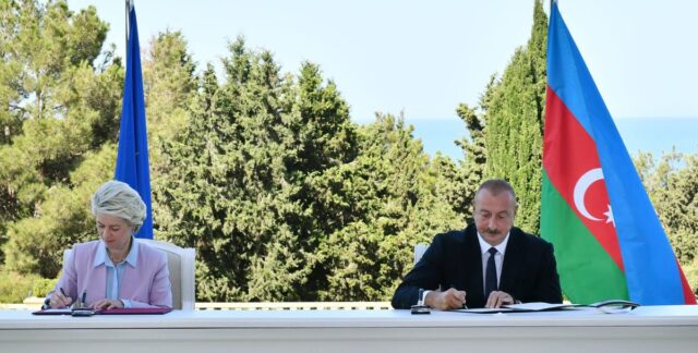 Chủ tịch Ủy ban Châu Âu Ursula von der Leyen và tổng thống Azerbaijan Ilham Aliyev. Ảnh Le Figaro