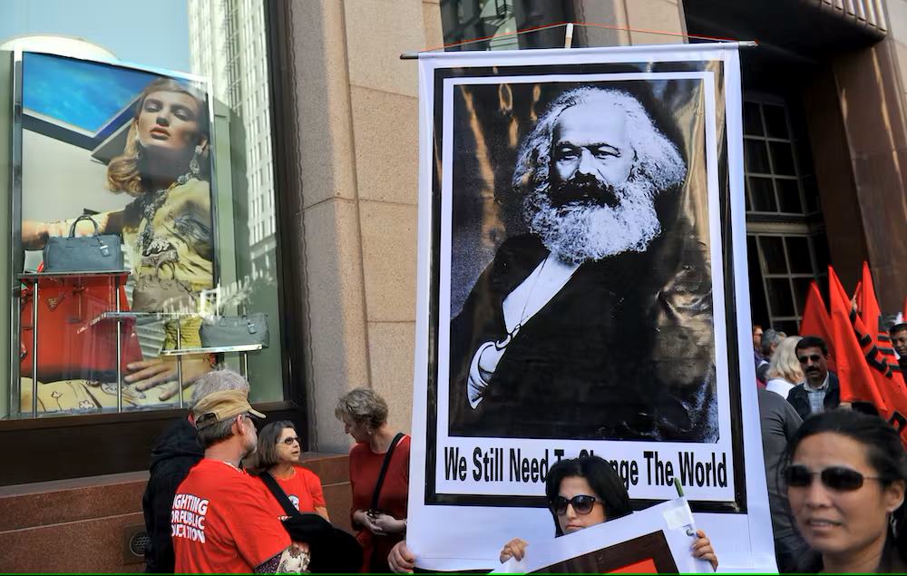 Một tấm áp phích của Marx tại cuộc tuần hành Ngày quốc tế lao động ở Sydney. Paul Miller-AP qua The Conversation