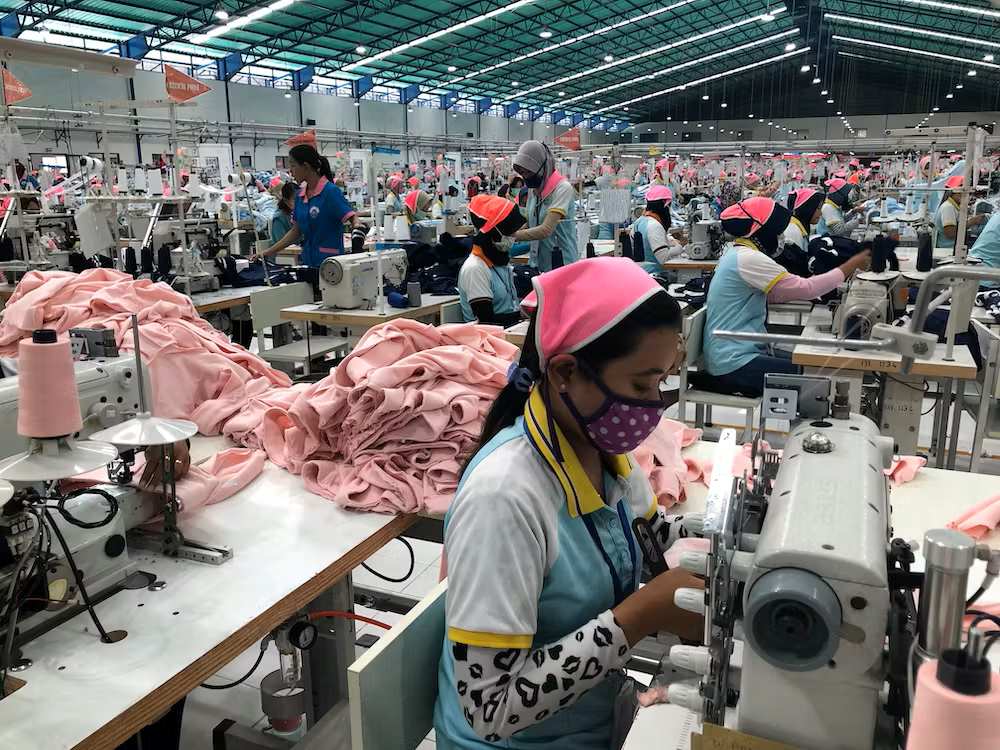 Công nhân trong một nhà máy quần áo ở Indonesia năm 2019. Ảnh Shutterstock qua The Conversation